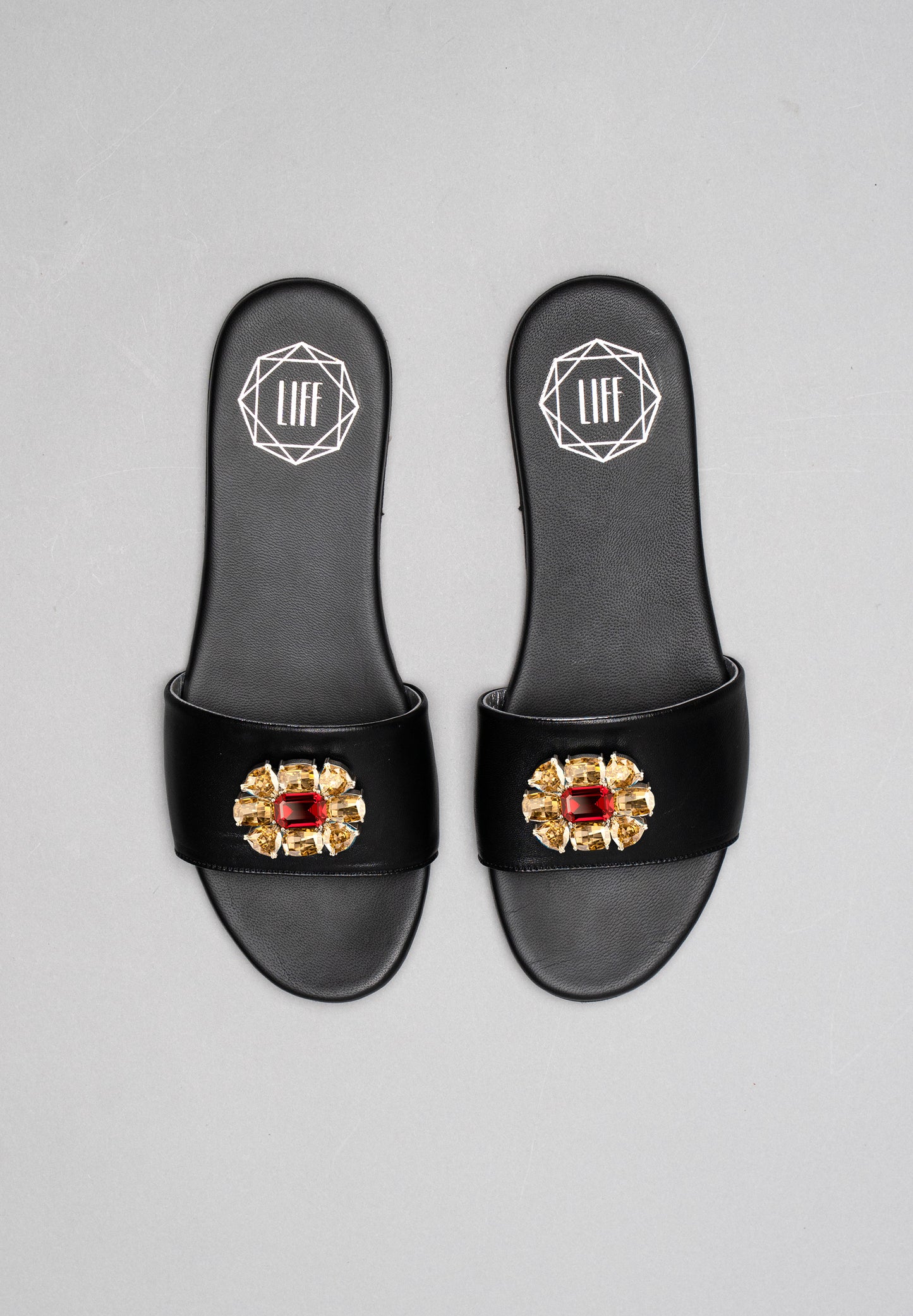 Schlappen Lou mit austauschbarer Brosche Scarlett