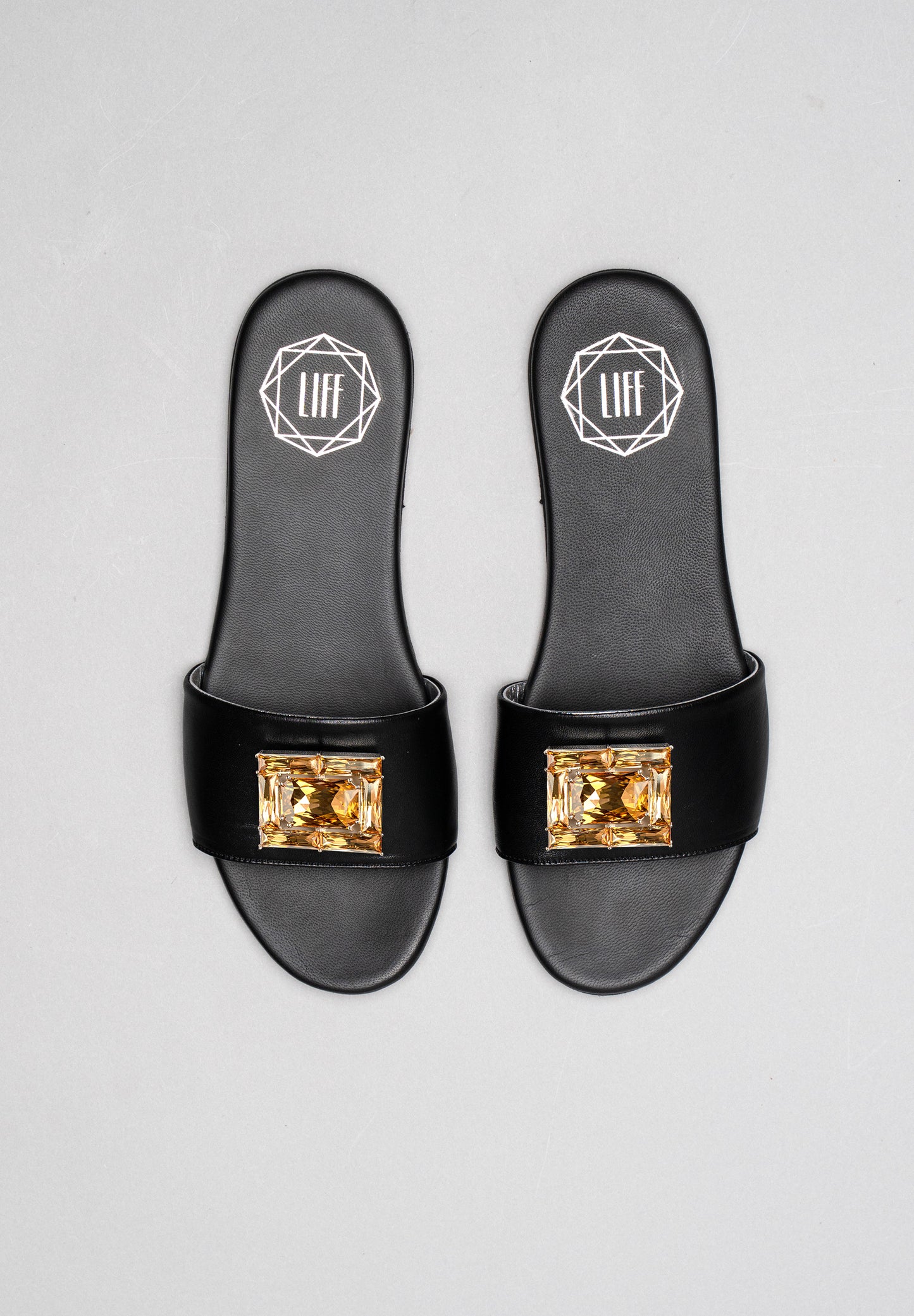 Schlappen Lou mit austauschbarer Brosche Goldie