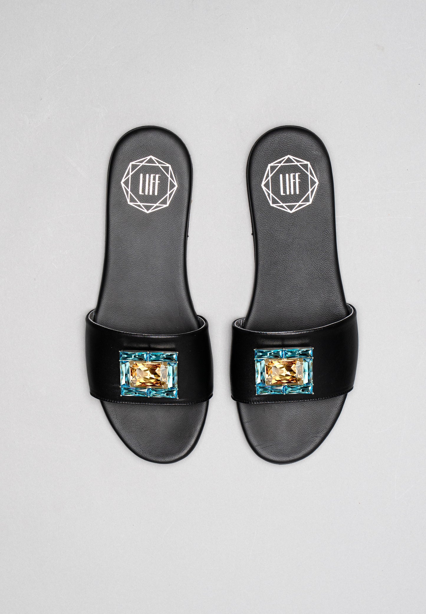 Schlappen Lou mit austauschbarer Brosche Sunny