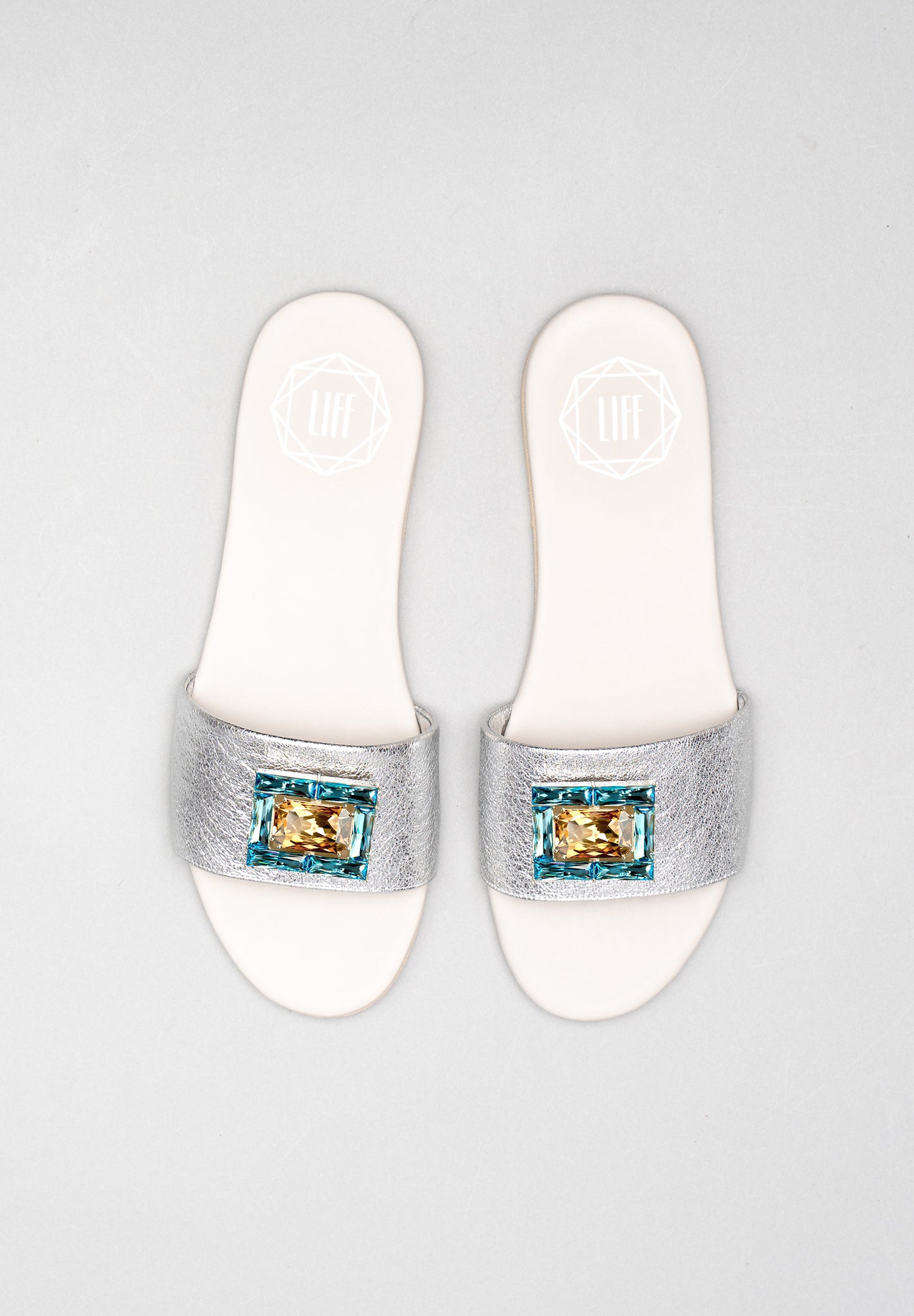 Schlappen Lou mit austauschbarer Brosche Sunny