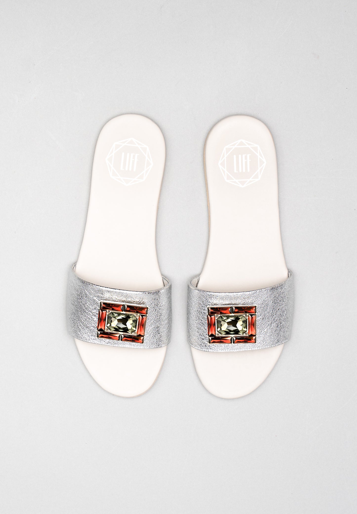 Schlappen Lou mit austauschbarer Brosche Rahel