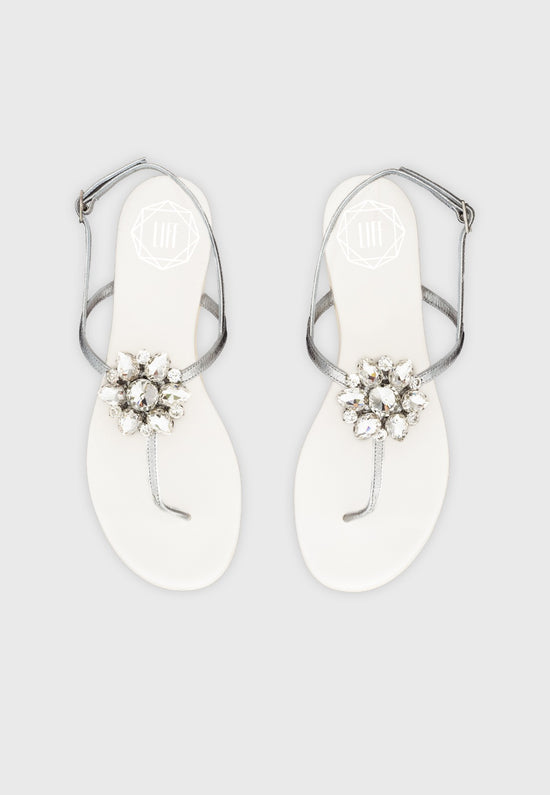 Sandale Emma in silber mit fester Brosche