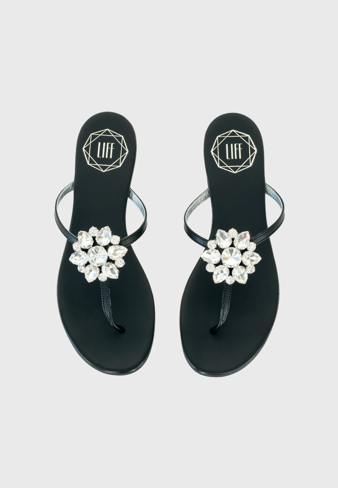 Sandale Mila in schwarz mit fester Brosche