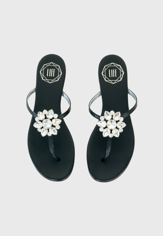 Sandale Mila in schwarz mit fester Brosche