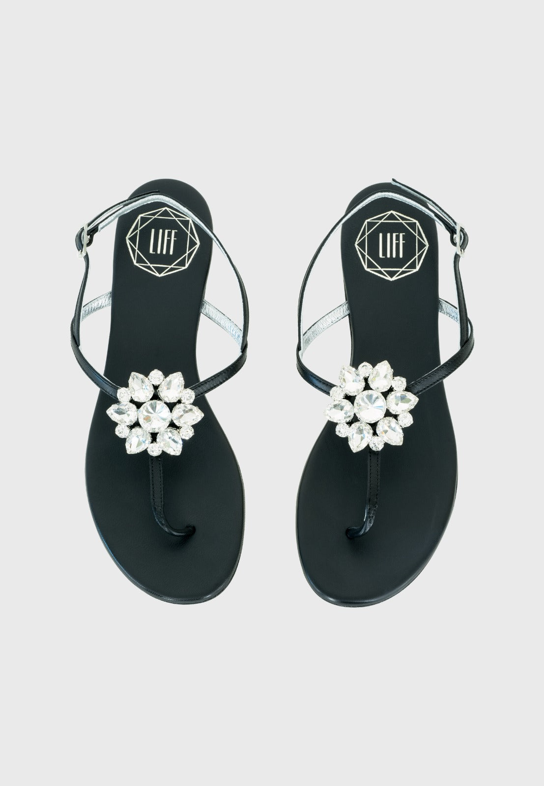 Sandale Emma in schwarz mit fester Brosche