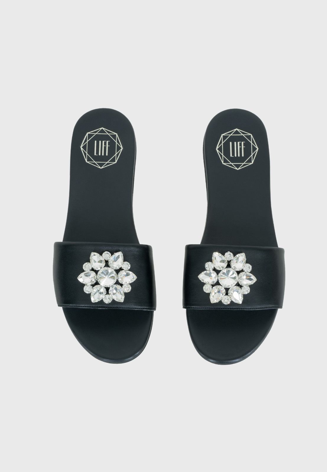 Schlappen Lou in schwarz mit fester Brosche