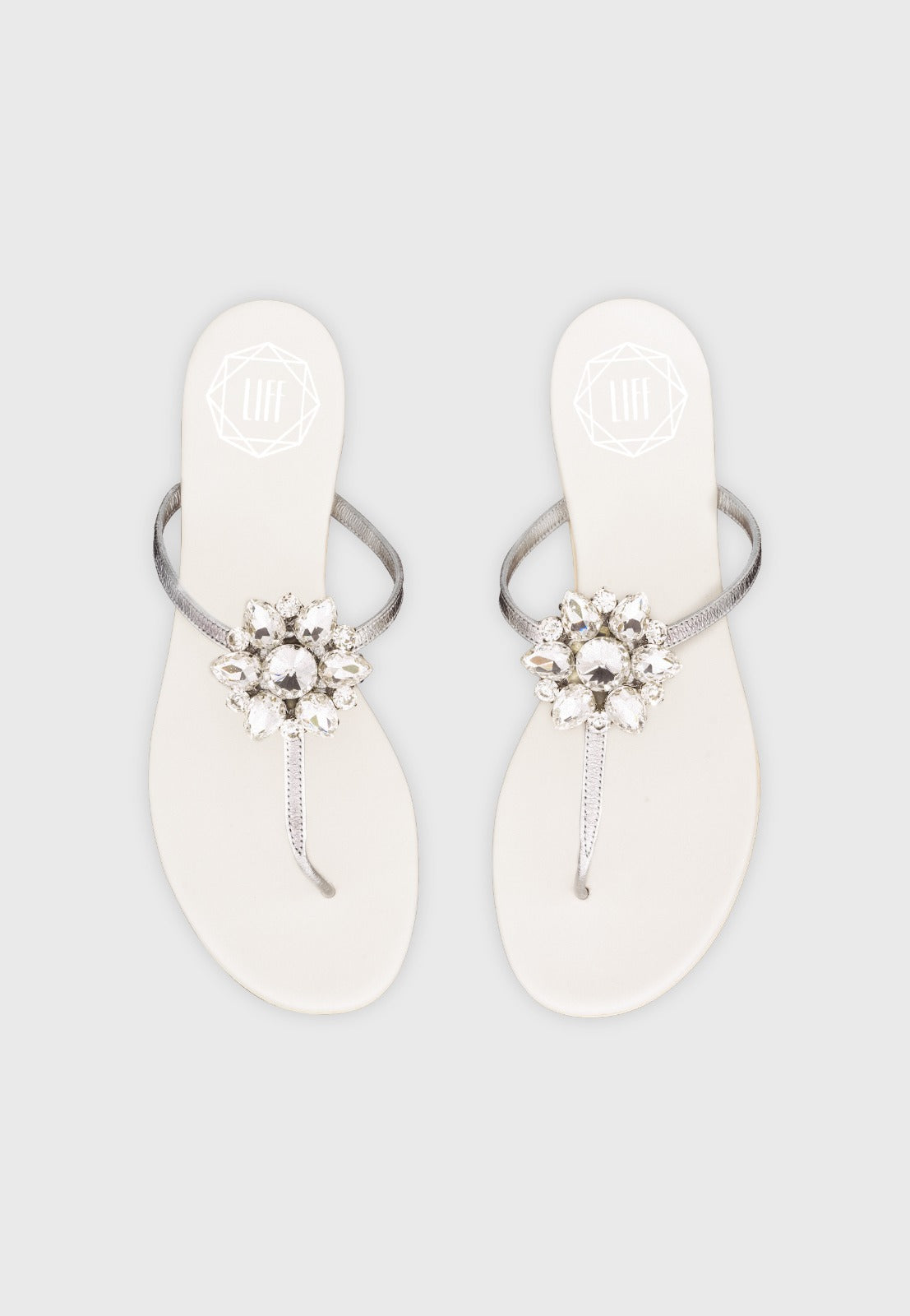 Sandale Mila in silber mit fester Brosche