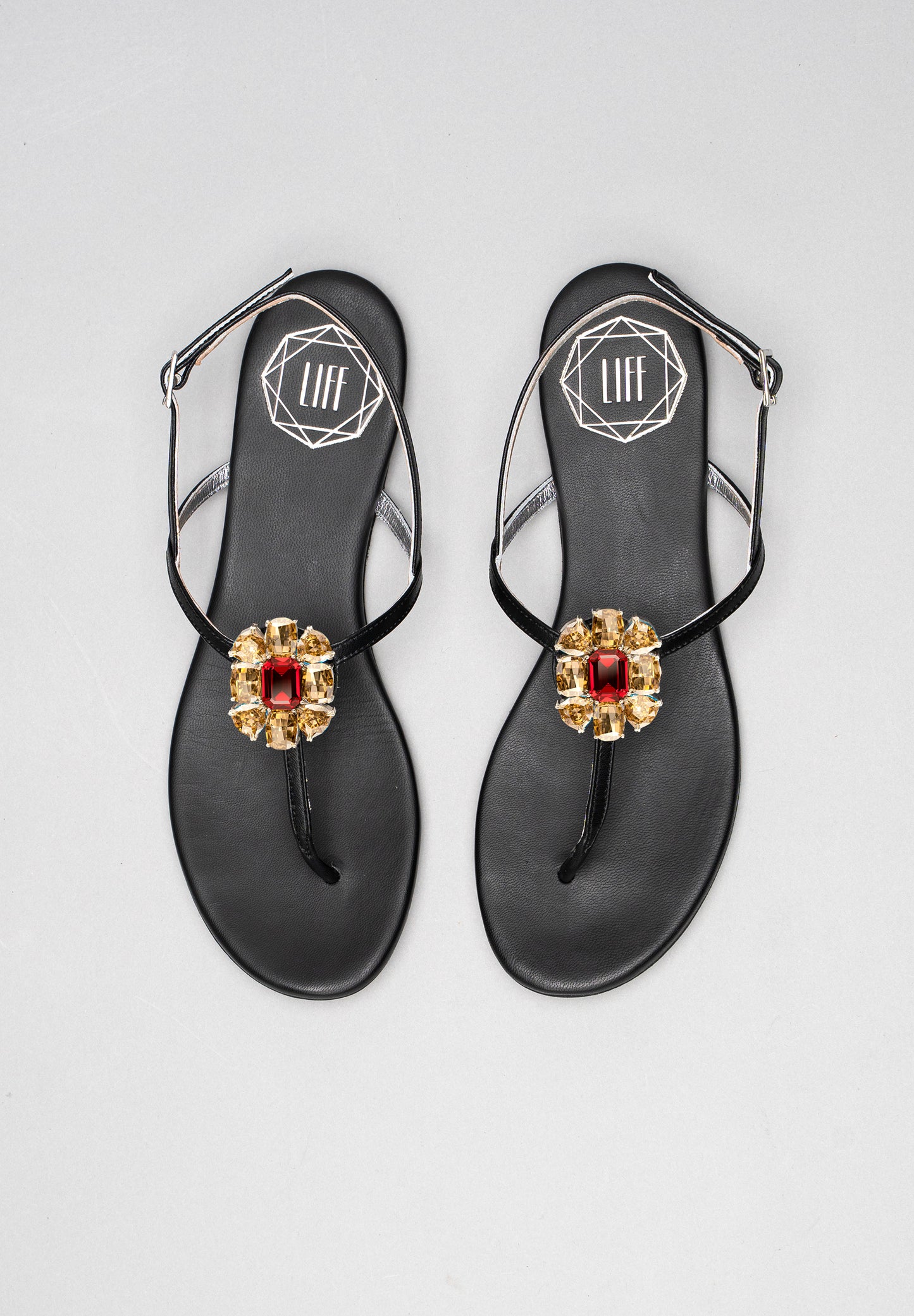 Sandale Emma in schwarz mit austauschbarer Brosche Scarlett